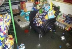 أصحاب المحال الغارقة بـ"الإسكندرية": "المسؤولين تركونا نواجه الكارثة بمفردنا"