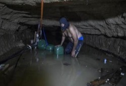 "ميدل إيست آي": لماذا يخاطر سكان غزة بحياتهم ويعملون في أنفاق مميتة؟