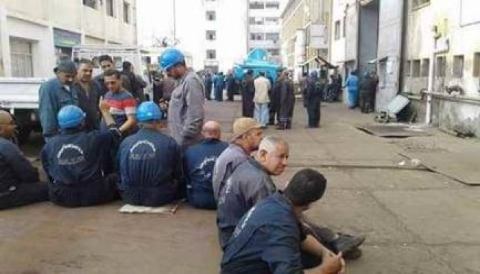عمال شركات قناة السويس أثناء اعتصامهم يهتفون: " بكره مش هتلاقي رغيف "