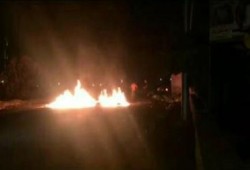 شباب ثائرون يقطعون طريق بالمنصورة اعتراضا على انتهاكات داخلية الانقلاب