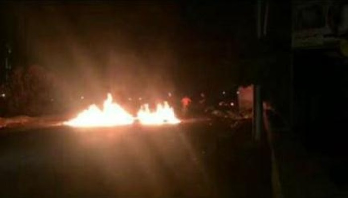 شباب ثائرون يقطعون طريق بالمنصورة اعتراضا على انتهاكات داخلية الانقلاب