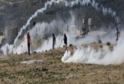 مواجهات عنيفة ببن الشباب الفلسطيني وقوات الاحتلال في القدس والخليل