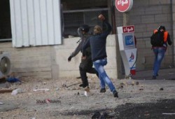 صورة وتعليق : شاب فلسطيني "بحجارة" يجعل جندي إسرائيلي يجري أمامه