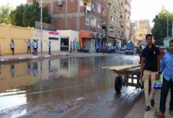 بالصور.. غرق شارع كلية التربية بمدينة أسوان وغياب تام لمسؤولي الإنقلاب