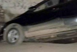 شؤم الانقلاب: هبوط أرضي بوسط الإسكندرية يبتلع جزء من سيارة خاصة