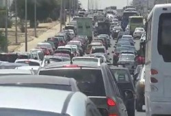 شلل مروري بالتجمع الخامس بعد انقلاب سيارة محملة بمواد تموينية