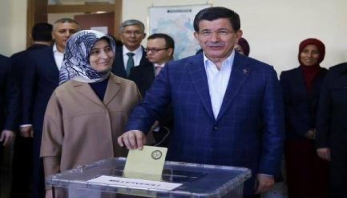 تصريحات هامة لرئيس الوزراء التركي "داود أوغلو" بعد الإدلاء بصوته في الانتخابات