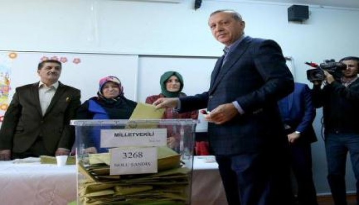 ننشر صور إدلاء الرئيس التركي "أردوغان" بصوته في الانتخابات التركية