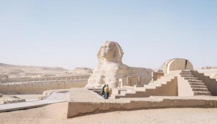 مفيش سياحة في مصر .. "موقع أميركي" يرصد بالصور خلو منطقة الأهرامات من السياح !