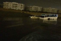 "6 أكتوبر" تلحق بالإسكندرية: السيارات تغرق والمحلات تغلق .. والانقلاب يكرر الفشل (صور)