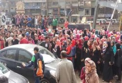 وقفة طلاب المرحلة الثانوية أمام مبنى المحافظة بالزقازيق بعد قرار وقف الدروس الخصوصية
