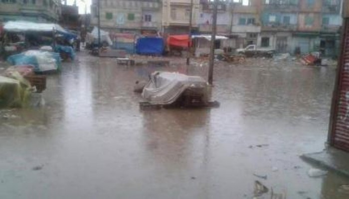 في عهد الانقلاب.. "حوش عيسى" تعود للعصر الحجري: لا ماء ولا كهرباء.. والأمطار تغمر الشوارع