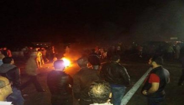 أهالى يقطعون طريق "القاهرة - الإسكندرية" الصحراوي بعد غرق منازلهم