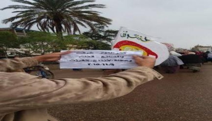 "كفر الدوار غرقت .. و المصانع قفلت ... و عجلة الإنتاج اتغرزت" .. شعارات الثوار في المدينة