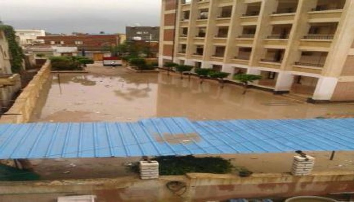 مياه السيول تجتاح الإدارة الصحية و مدارس الدلنجات دون تحرك من المسئولين