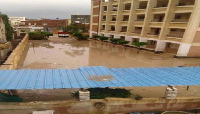 مياه السيول تجتاح الإدارة الصحية و مدارس الدلنجات دون تحرك من المسئولين