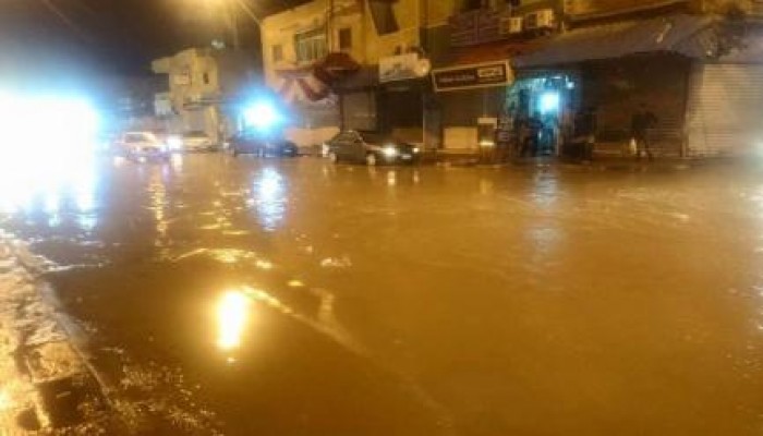 أهالي العريش يواجهون الأمطار الغزيرة بالرمال .. وسط تقاعس مسؤولي الانقلاب