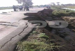 بسبب سرقة الانقلاب..انهيار الطريق الواصل بين (أبوالمطامير و حوش عيسى ) بسبب الأمطار (صورة)