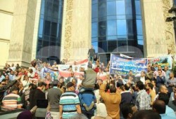 العاملون بـ "الضرائب" ينظمون وقفة احتجاجية ضد قانون "الخدمة المدنية"