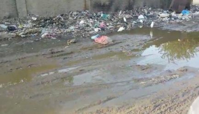 "أبشواي" تغرق في مياه الصرف الصحي وتعاني من القمامة.. والمسئولون لا يبالون