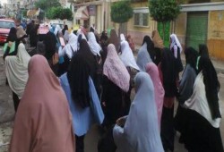"عاوزين حكومة حرة .. العيشة بقت مره" هتافات مسيرة "نساء ضد الانقلاب" بحوش عيسى