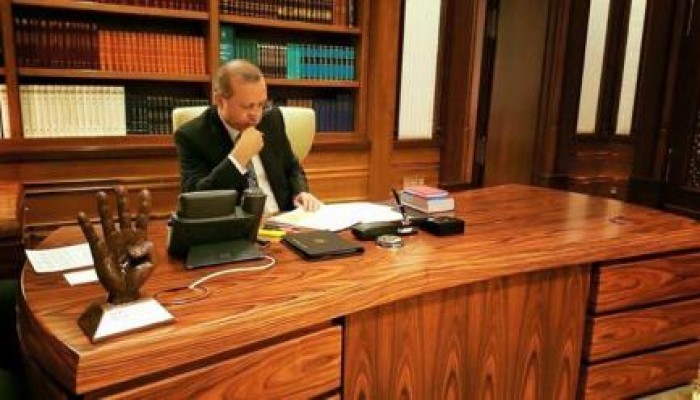 كبير مستشاري الرئيس التركي ينشر صورة لأردوغان وبجواره علامة "رابعة" على مكتبه