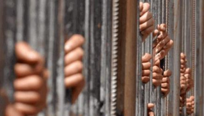 معتقلو "شبين الكوم" يضربون احتجاجًا على المعاملة السيئة واستغلال حاجتهم للطعام