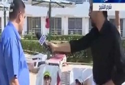 مترجم في شرم الشيخ يحرف كلام سائحة.. وموقع روسي يسخر منه