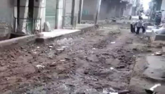 أهالي كفر الدوار يصلحون الشوارع بالجهود الذاتية بعد تجاهل محافظ الانقلاب لبلاغاتهم