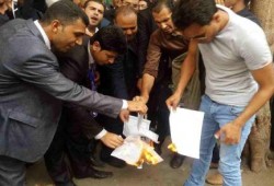 حملة "الماجستير والدكتوراه" يشعلون النيران في شهاداتهم تنديدًا بعدم تعيينهم