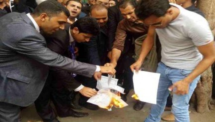 حملة "الماجستير والدكتوراه" يشعلون النيران في شهاداتهم تنديدًا بعدم تعيينهم