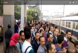 بالصور.. اهمال الانقلاب .. ارتباك في حركة المترو بعد دخول فأر لعربة السيدات