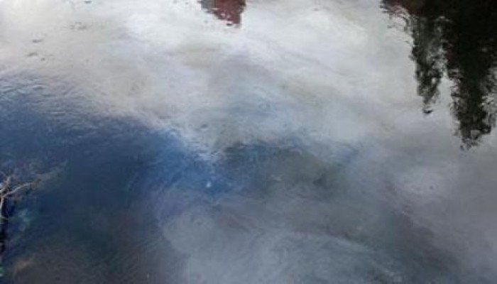 ظهور بقعة زيت في نيل نجع حمادي