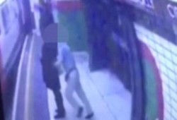 فيديو: نجاة سيدة مسلمة من الموت بعد دفعها أمام قطار بمترو لندن