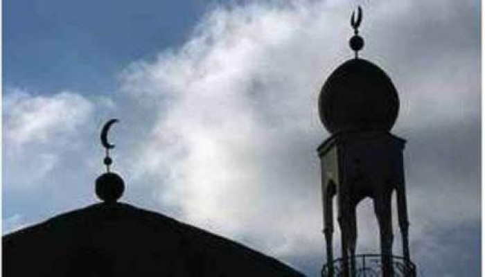 معادون للإسلام يضرمون النار أمام مسجد في فرنسا