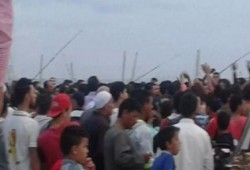بالصور.. مواطنون يقطعون الطريق الدولي احتجاجًا على مصرع 9 من أبنائهم