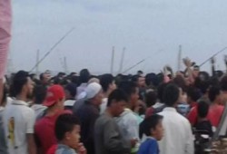 بالصور.. مواطنون يقطعون الطريق الدولي احتجاجًا على مصرع 9 من أبنائهم