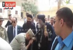 عسكر الانقلاب يقبلون يد "تواضروس"!!!