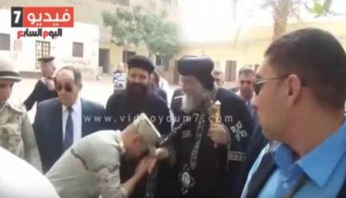 عسكر الانقلاب يقبلون يد "تواضروس"!!!