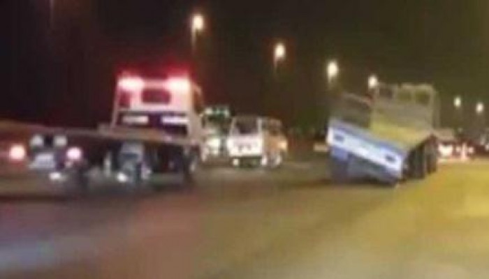 إهمال مرور الانقلاب: مقطورة تسير بدون عجلات خلفية أعلى الطريق الدائرى (فيديو)