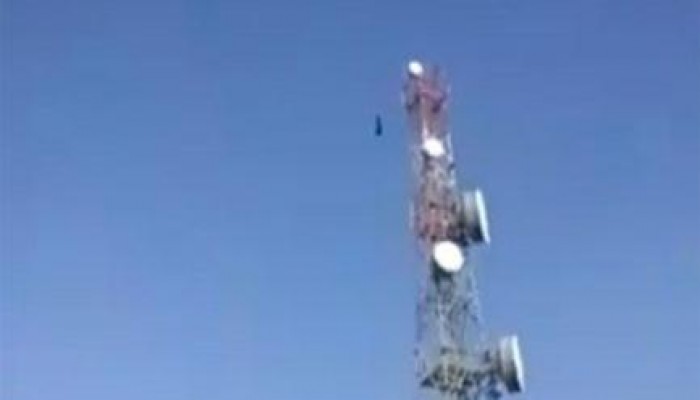 شؤم الانقلاب: انتحار مواطن مصرى بـ"الجزائر" ألقى بنفسه من أعلى برج كهرباء