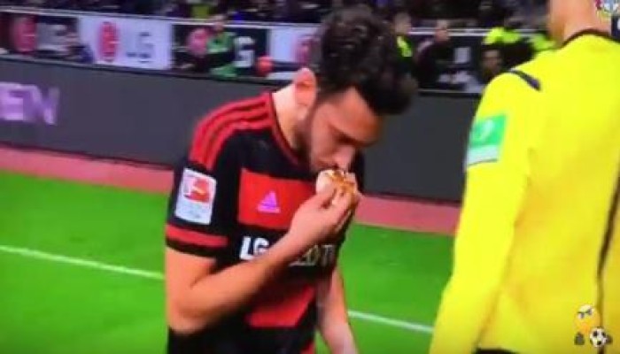 تصرف لاعب تركي مسلم بألمانيا يثير إعجاب الملايين (فيديو)