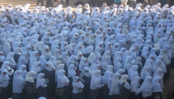 أولياء أمور يمنعون أبنائهم من دخول مدرسة بالشرقية .. بسبب عدم وجود مدرسين