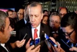 أردوغان يرفض الإجابة عن سؤال أحد الصحفيين الروس ويشير اليه بالسكوت