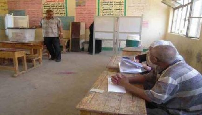 برلمان العسكر .. "بعد الإدلاء بصوته.. ناخب لقاضٍ: قبضني بقى"