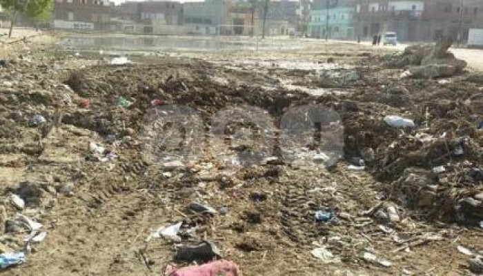 بالصور.. "ملعب الخاصة" بالبحيرة يتحول إلى مستنقع للأمراض والأوبئة