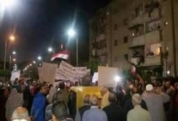 تظاهرة لأصحاب "معاشات الكهرباء" رفضًا لقرار طردهم من مساكن الشركة بدمنهور