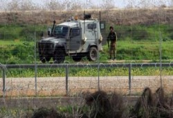تضرر مركبة بإطلاق نار وإصابة جنود بالحجارة على حدود غزة