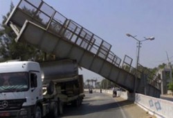 انهيار كوبري مشاه أعلى طريق القاهرة -إسكندرية الزراعي وشلل تام بالطريق