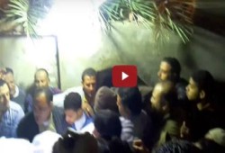 نجل شهيد السجون "محمد عوف" يحضر جنازة والده متخفياً بسبب مطاردة الانقلاب له (فيديو)